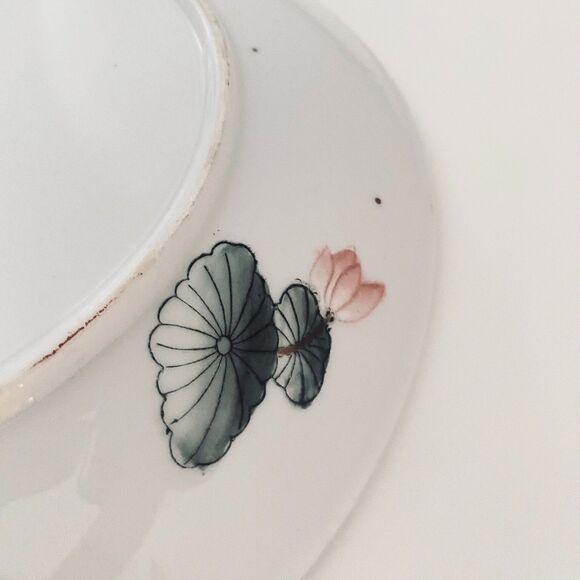 Vintage Chinese Porcelain Macau Hand Painted Lotus Flowers Plate 10" - Picture 6 of 8